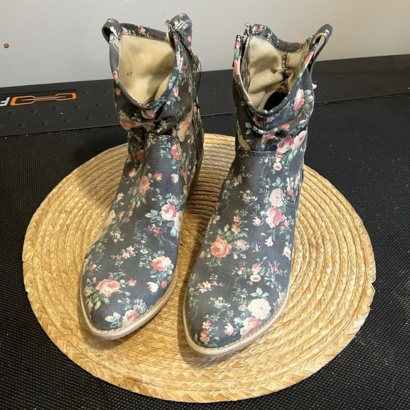 Bunker Textured Floral Southwestern Ankle Booties Size 40 - Picture 6 of 9